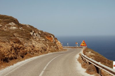 Οι πλαγιές έχουν ακόμα το χρώμα του καλοκαιριού. Η πρώτη βροχή θα τις αλλάξει.