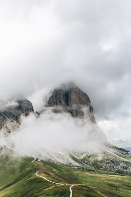 Il Sassolungo che entrava e usciva dalle nuvole. Sono rimasto li mezz'ora ad aspettare che si aprisse, non si e aperto.