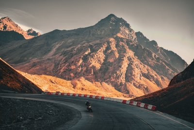 Anstieg zum Pass, der Kollege schon weit voraus