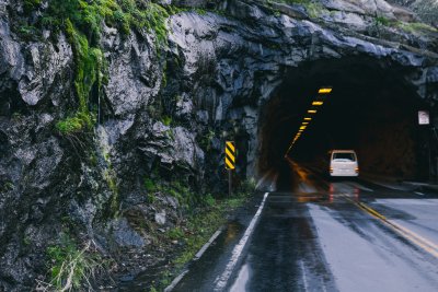 Die Galerien oberhalb von Hochgurgl, die Strasse noch nass von der Nacht. Im Juli faehrt man da ganz anders durch.