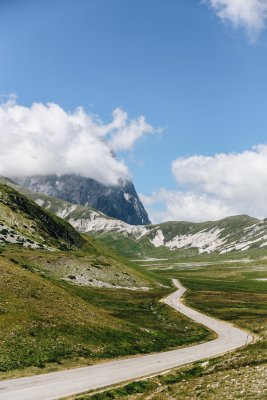 Weiter oben wird es offen und man sieht die Strasse endlich wieder ein Stueck weit voraus.